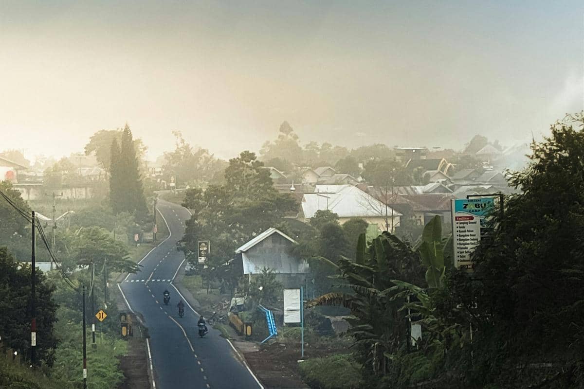 Foto jalan di Sembalun, Lombok Timur.