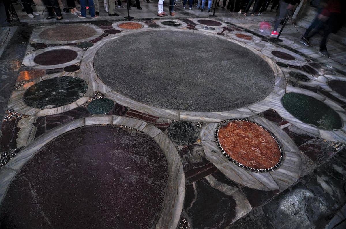 Omphalion, sebuah area mosaik marmer yang bersejarah di lantai Hagia Sophia, Istanbul, Turki. 
