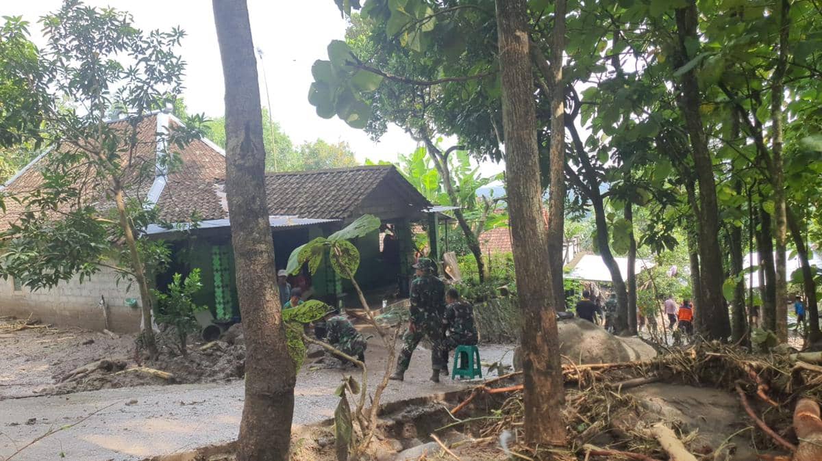 Banjir dan longsor terjang Padukuhan Jono, Kalurahan Tancep, Kapanewon Ngawen, Kabupaten Gunungkidul. 