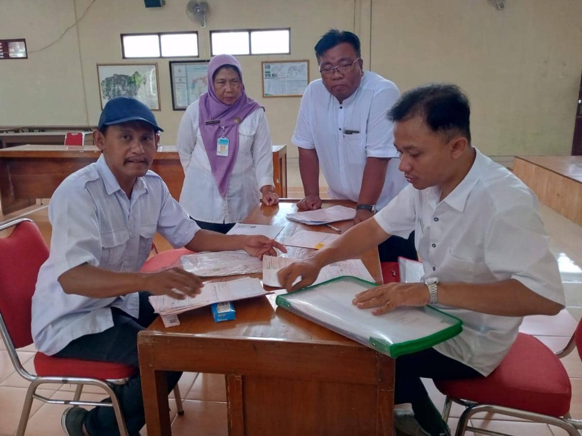 Warga memanfaatkan pelayanan one day service dari BPKPAD Bantul di Kalurahan Sumbermulyo Kapanewon Bambanglipuro.