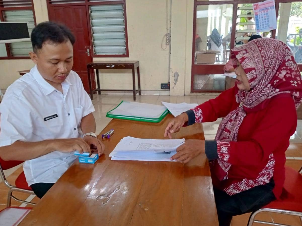 Warga memanfaatkan pelayanan one day service dari BPKPAD Bantul di Kalurahan Sumbermulyo Kapanewon Bambanglipuro.