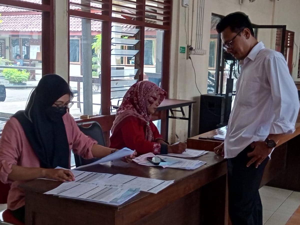 Warga memanfaatkan pelayanan one day service dari BPKPAD Bantul di Kalurahan Sumbermulyo Kapanewon Bambanglipuro.