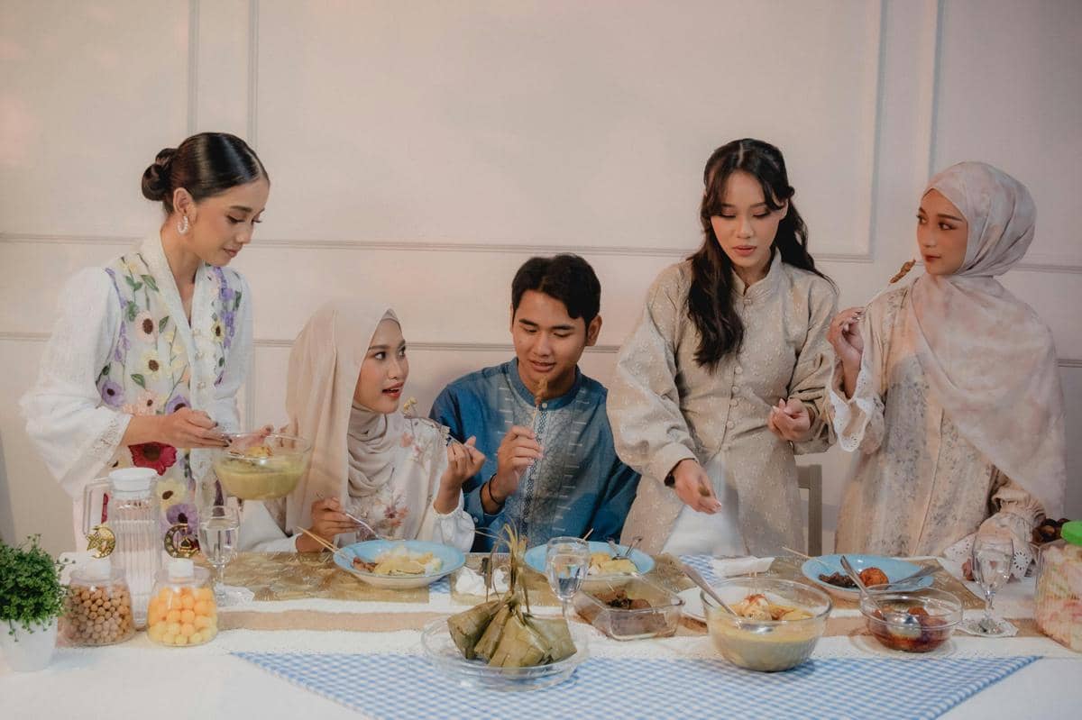 ilustrasi makan bersama (pexels.com/David Tumpal)