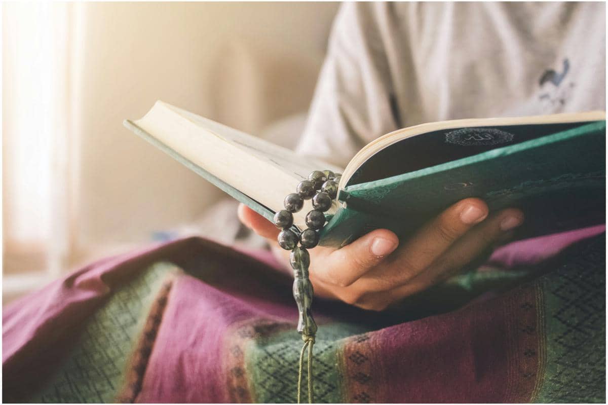 ilustrasi membaca alquran
