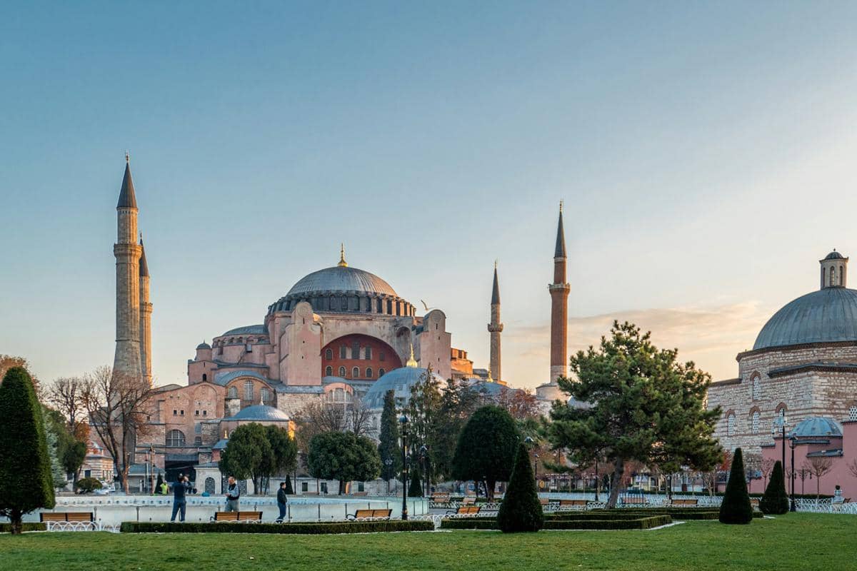 Hagia Sophia, sebuah monumen bersejarah yang terletak di Istanbul, Turki.