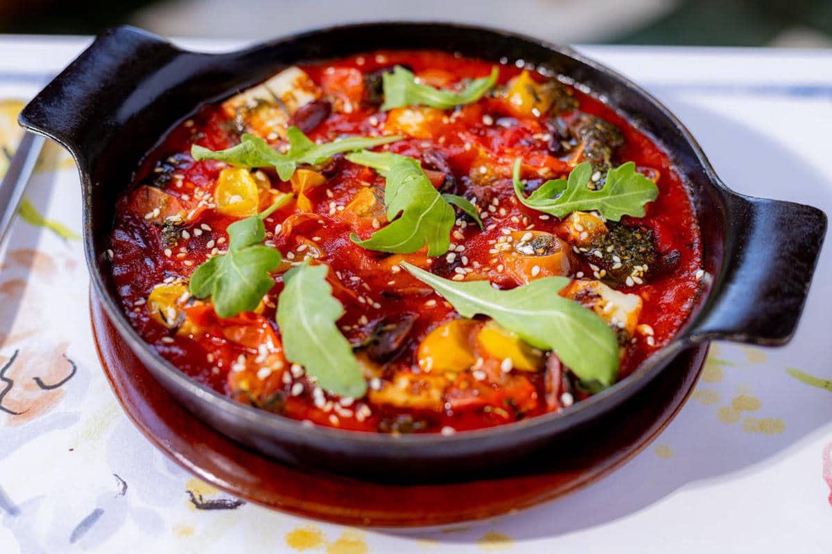 ilustrasi hidangan korea dengan manneung yangnyeomjang