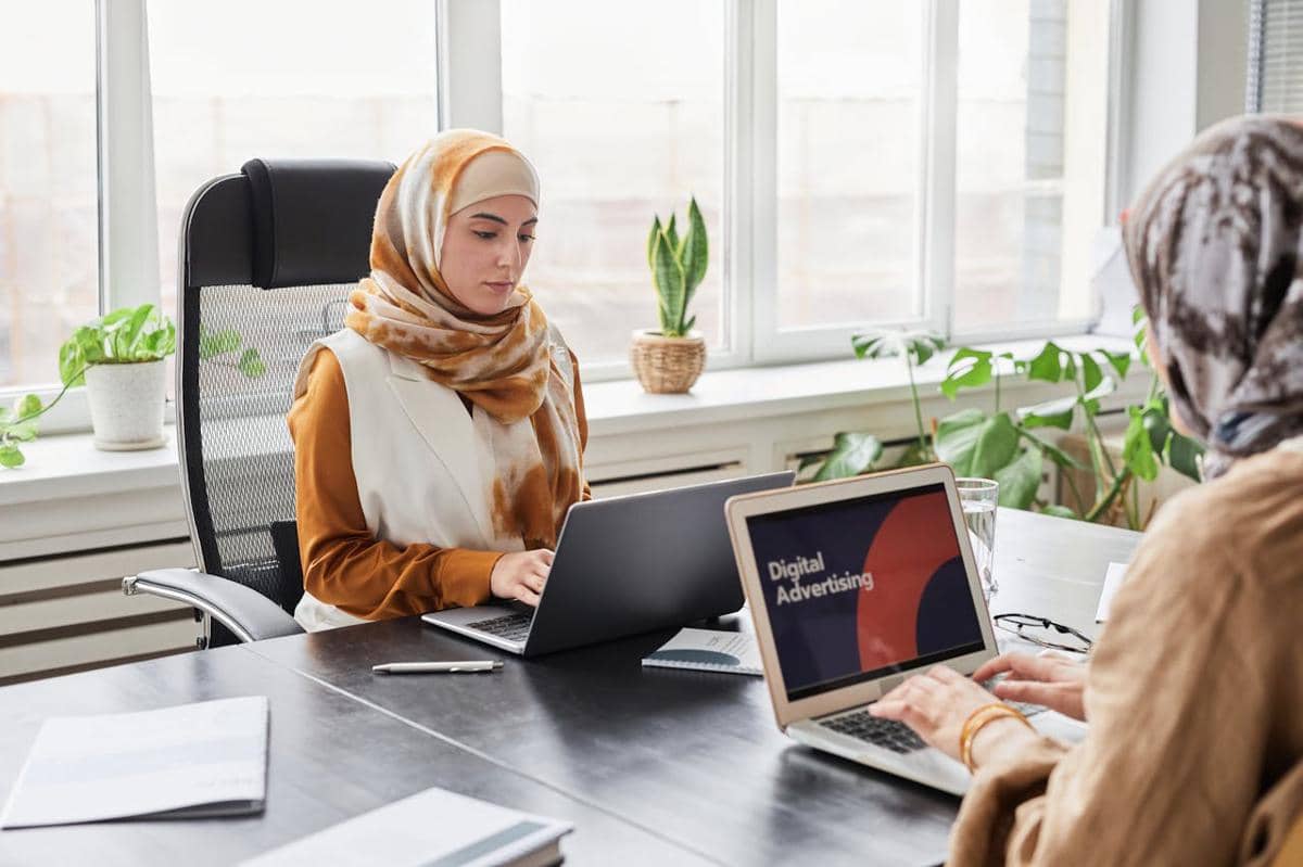ilustrasi wanita muslim fokus kerja