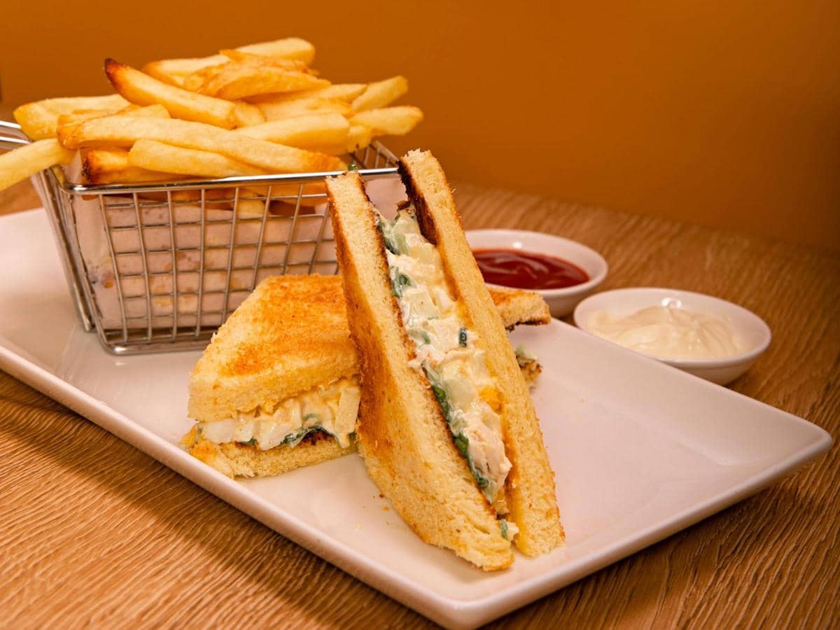 ilustrasi egg mayo sandwich 