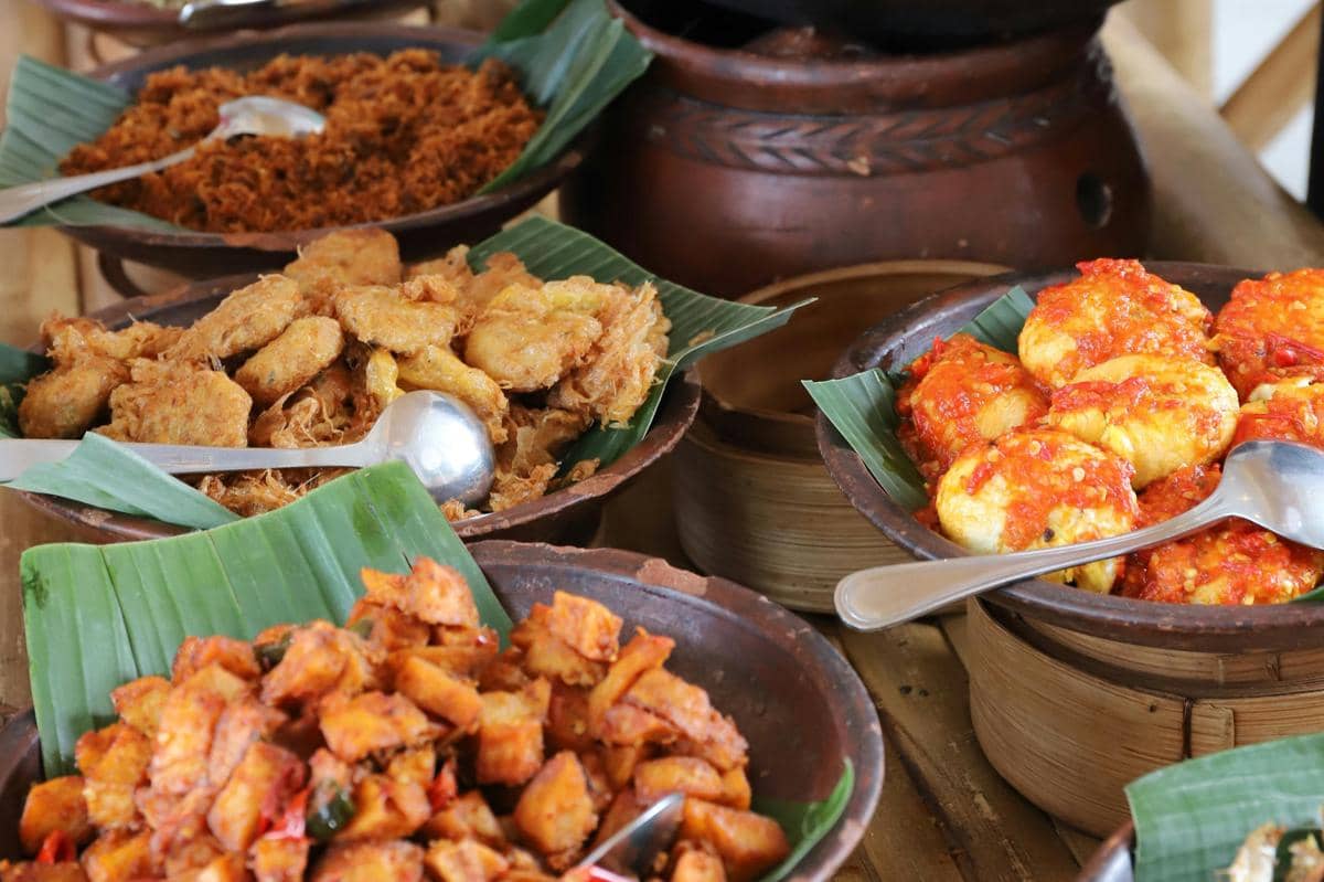 Hidangan khas Indonesia tersaji di meja makan untuk dinikmati bersama.