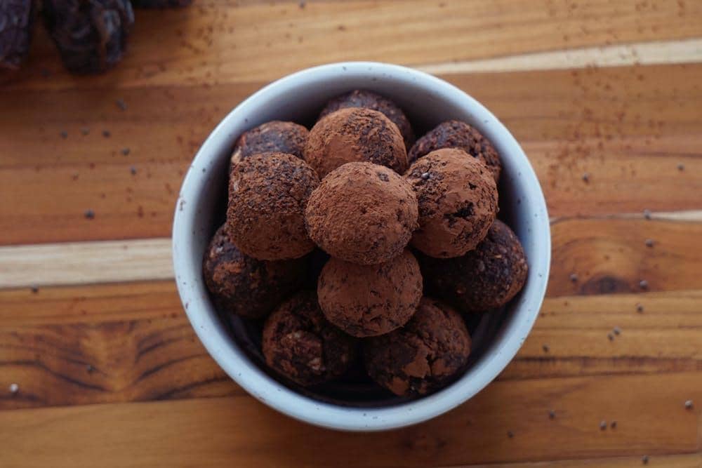 ilustrasi bola-bola biskuit cokelat