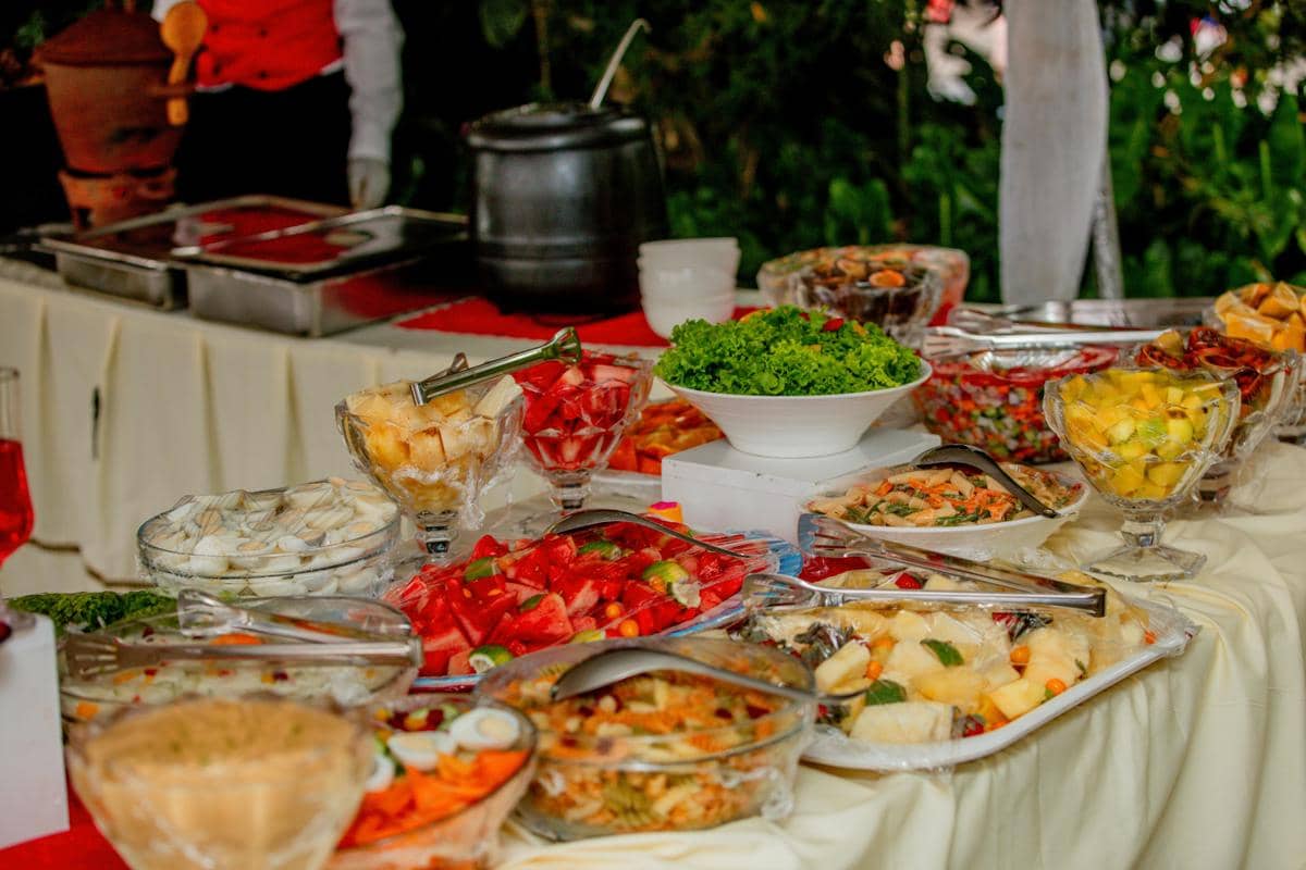 Ilustrasi suasana prasmanan dengan pilihan lauk rumahan.