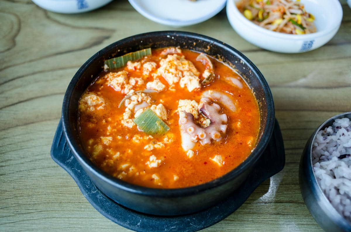 Ilustrasi makanan korea di meja makan.