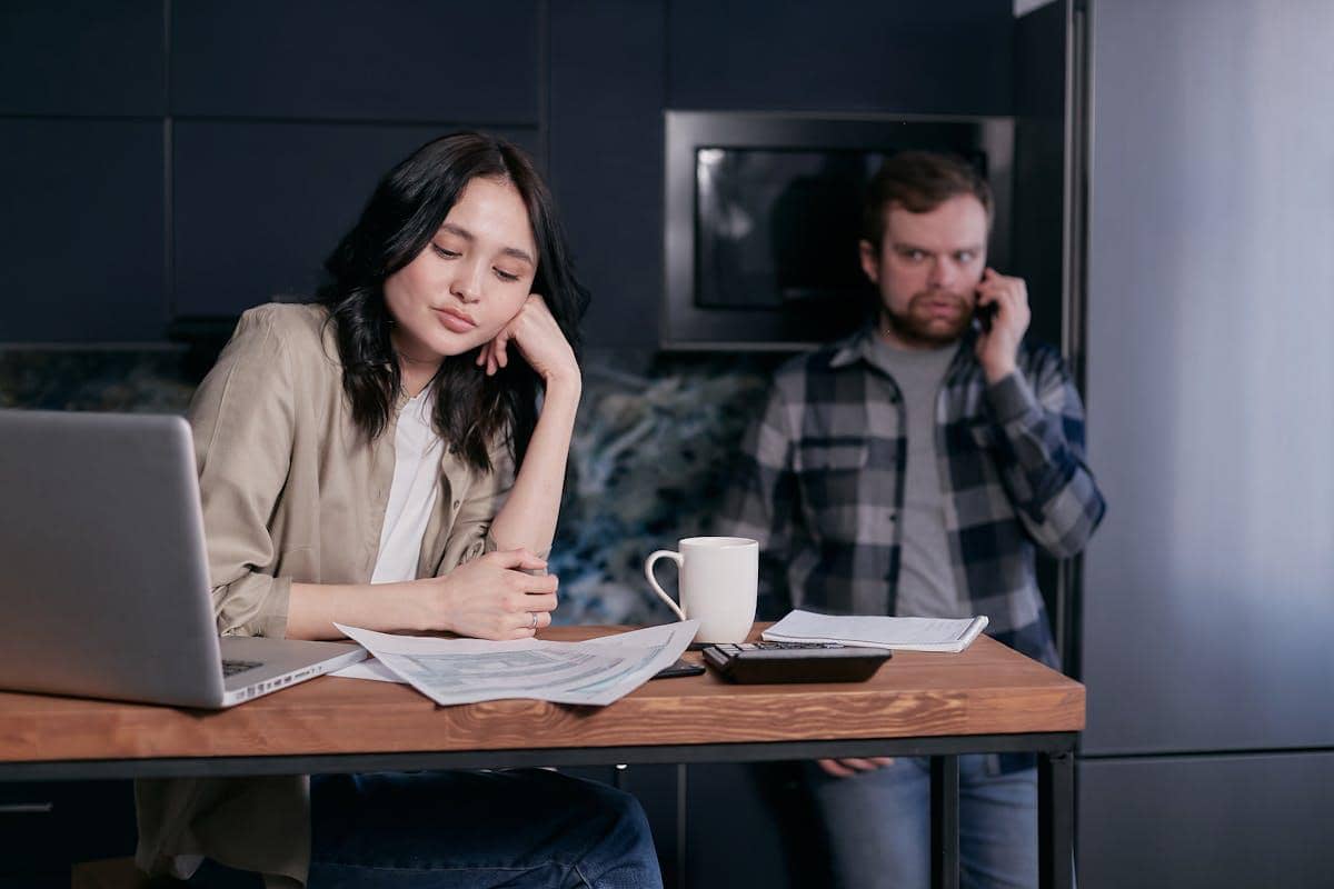 ilustrasi pasangan yang mengambil keputusan finansial sepihak 