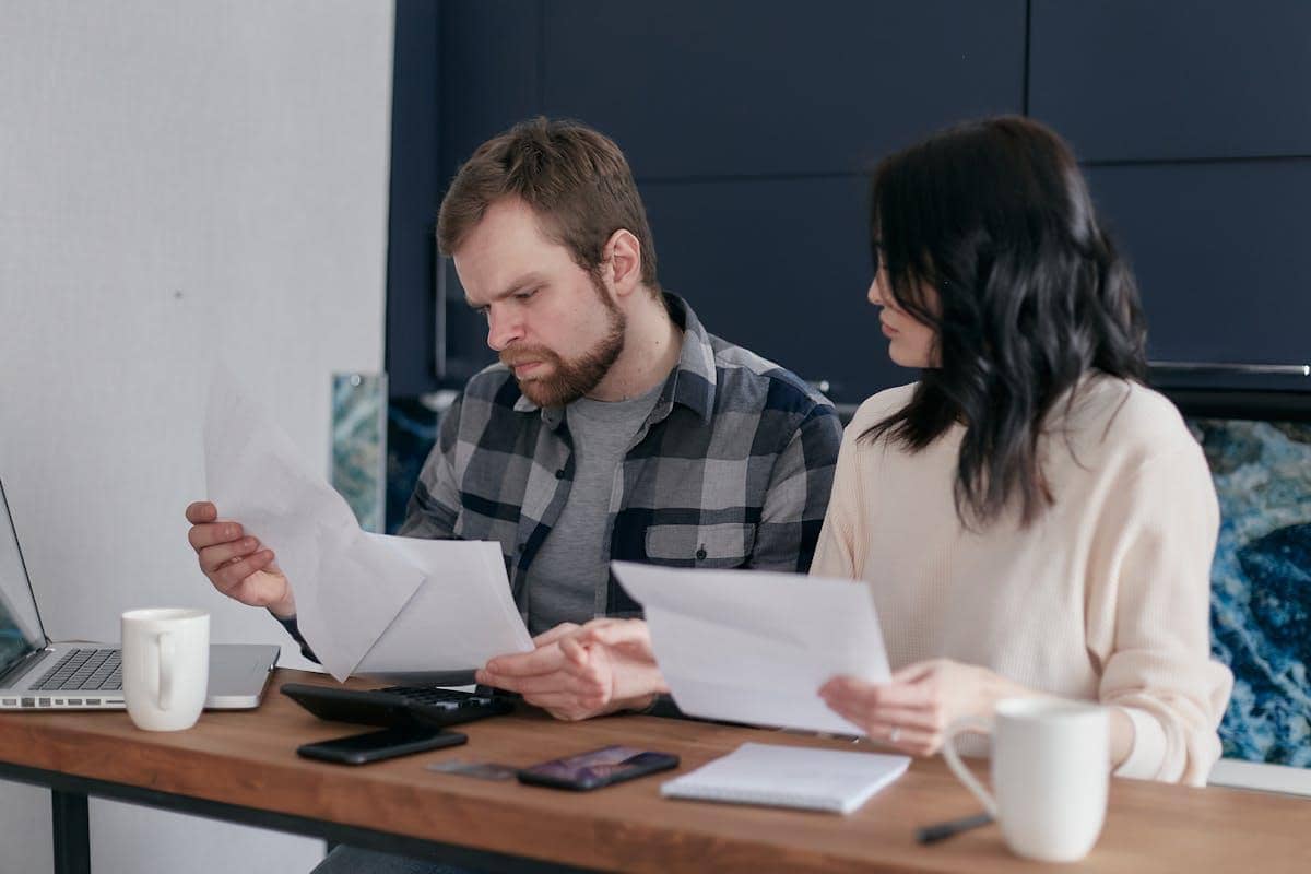 ilustrasi pasangan mengecek nota perincian barang secara berlebihan