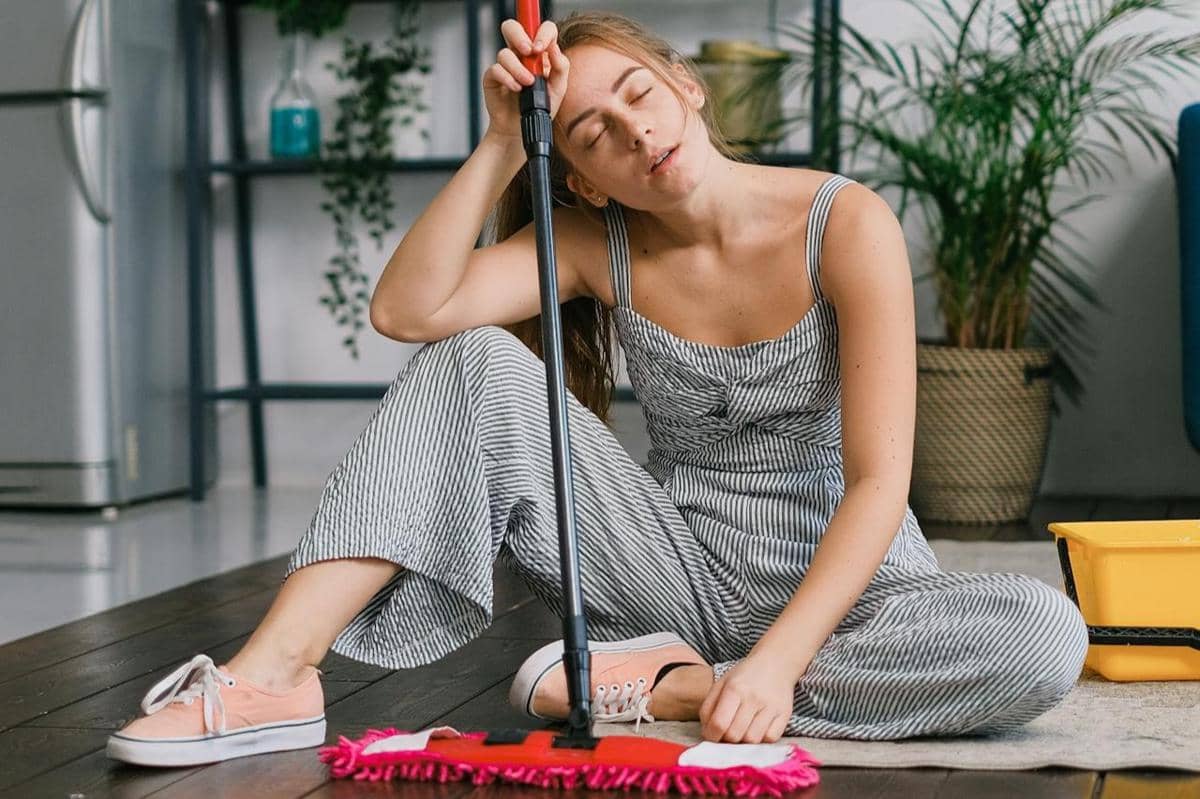 ilustrasi orang yang melakukan kekerasan finansial akan memaksa pasangannya terlalu sibuk dengan pekerjaan rumah