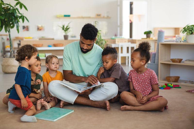 ilustrasi membaca buku bersama anak-anak
