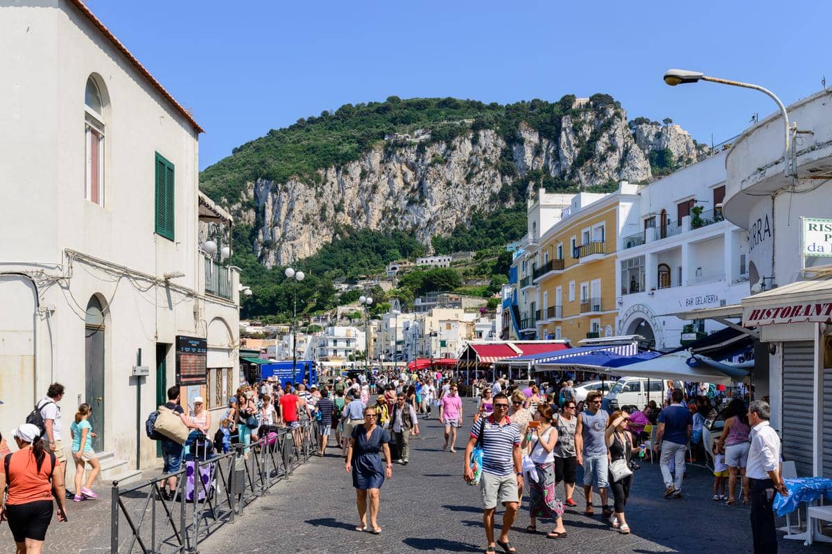 ilustrasi pengunjung di Pulau Capri