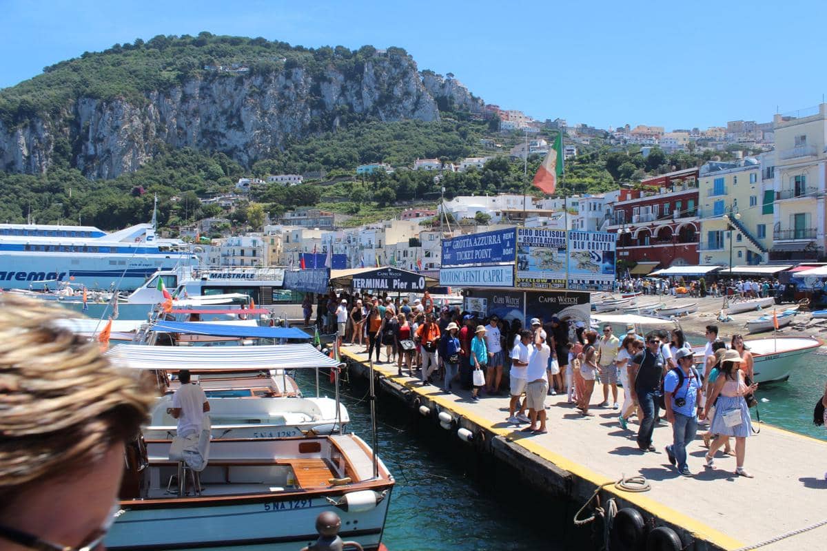 ilustrasi pengunjung Pulau Capri