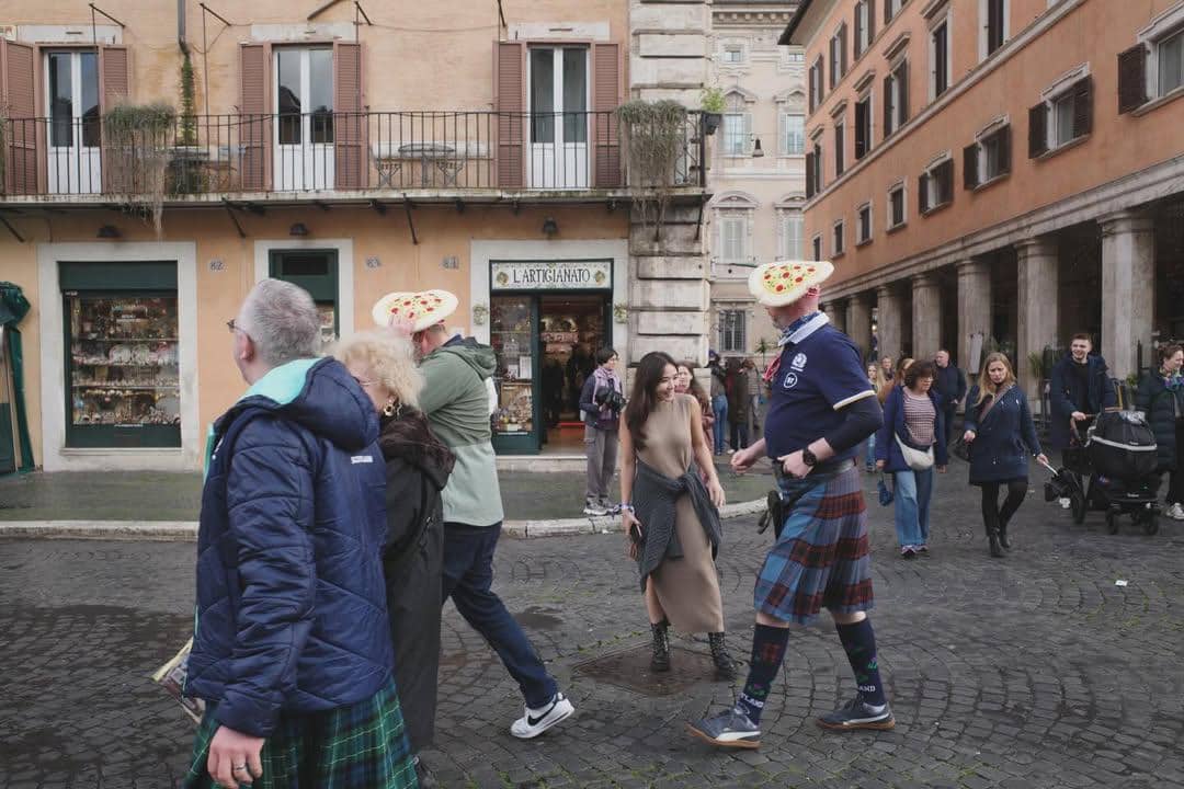 Gisella Anastasia jalan-jalan di Kota Roma.