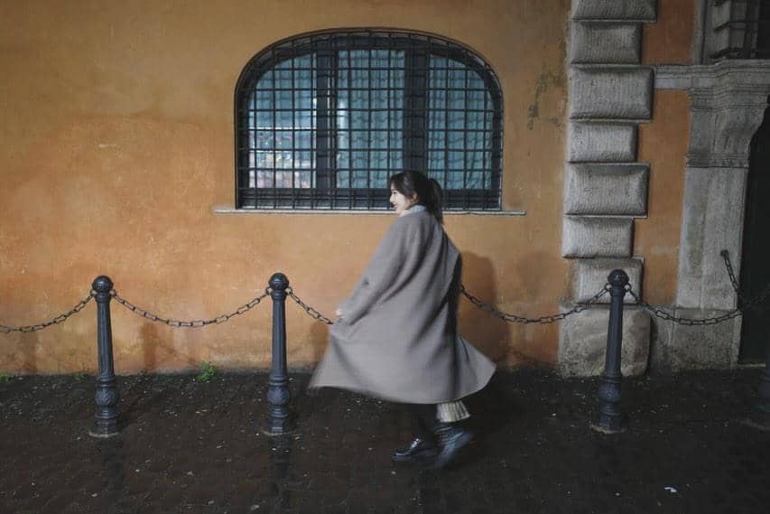 Gisella Anastasia jalan-jalan di Kota Roma.