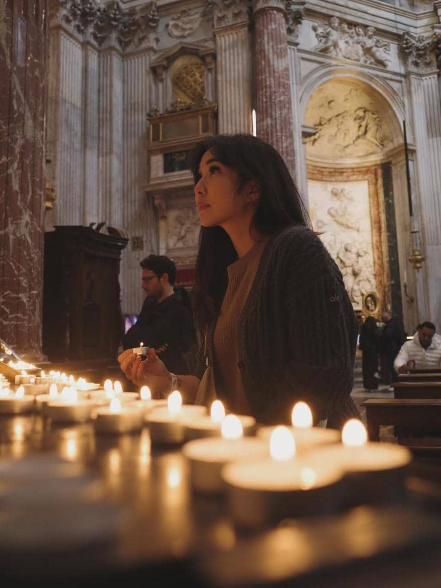 Gisella Anastasia jalan-jalan di Kota Roma.