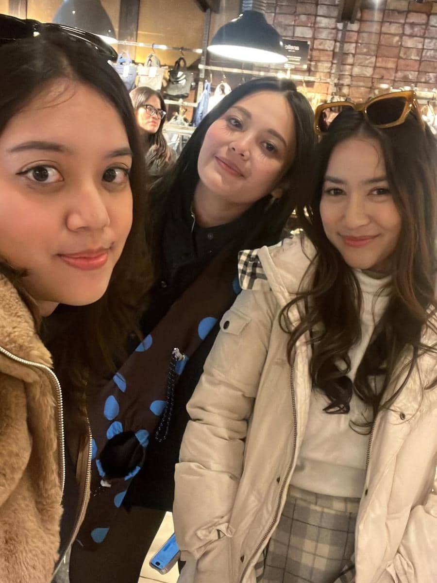 Risma Nilawati jalan-jalan di Tokyo.