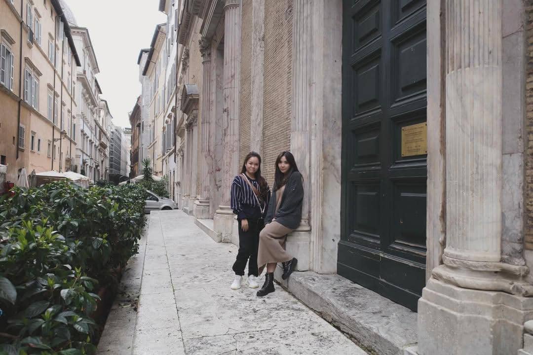 Gisella Anastasia jalan-jalan di Kota Roma.