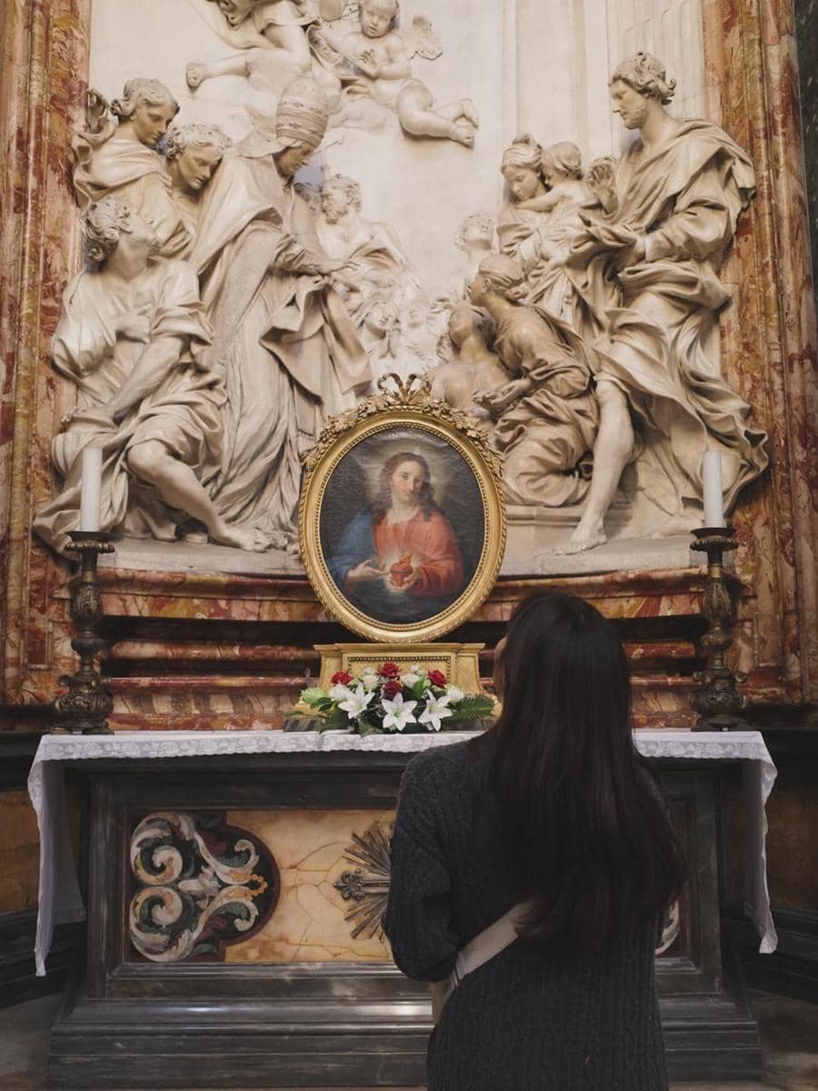 Gisella Anastasia jalan-jalan di Kota Roma.