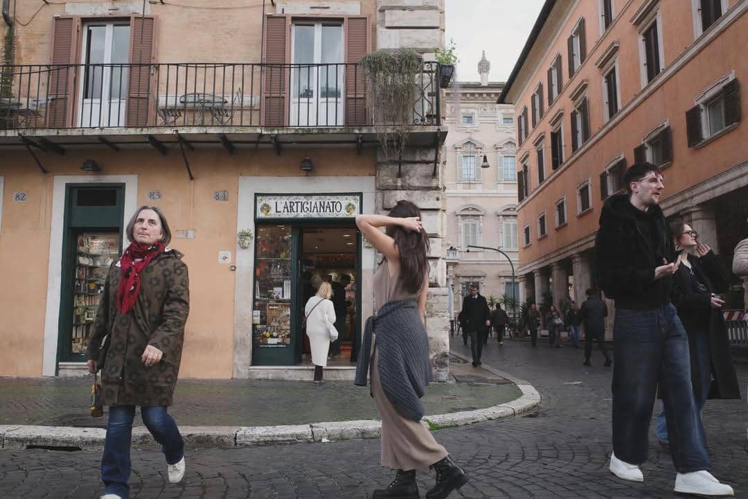 Gisella Anastasia jalan-jalan di Kota Roma.