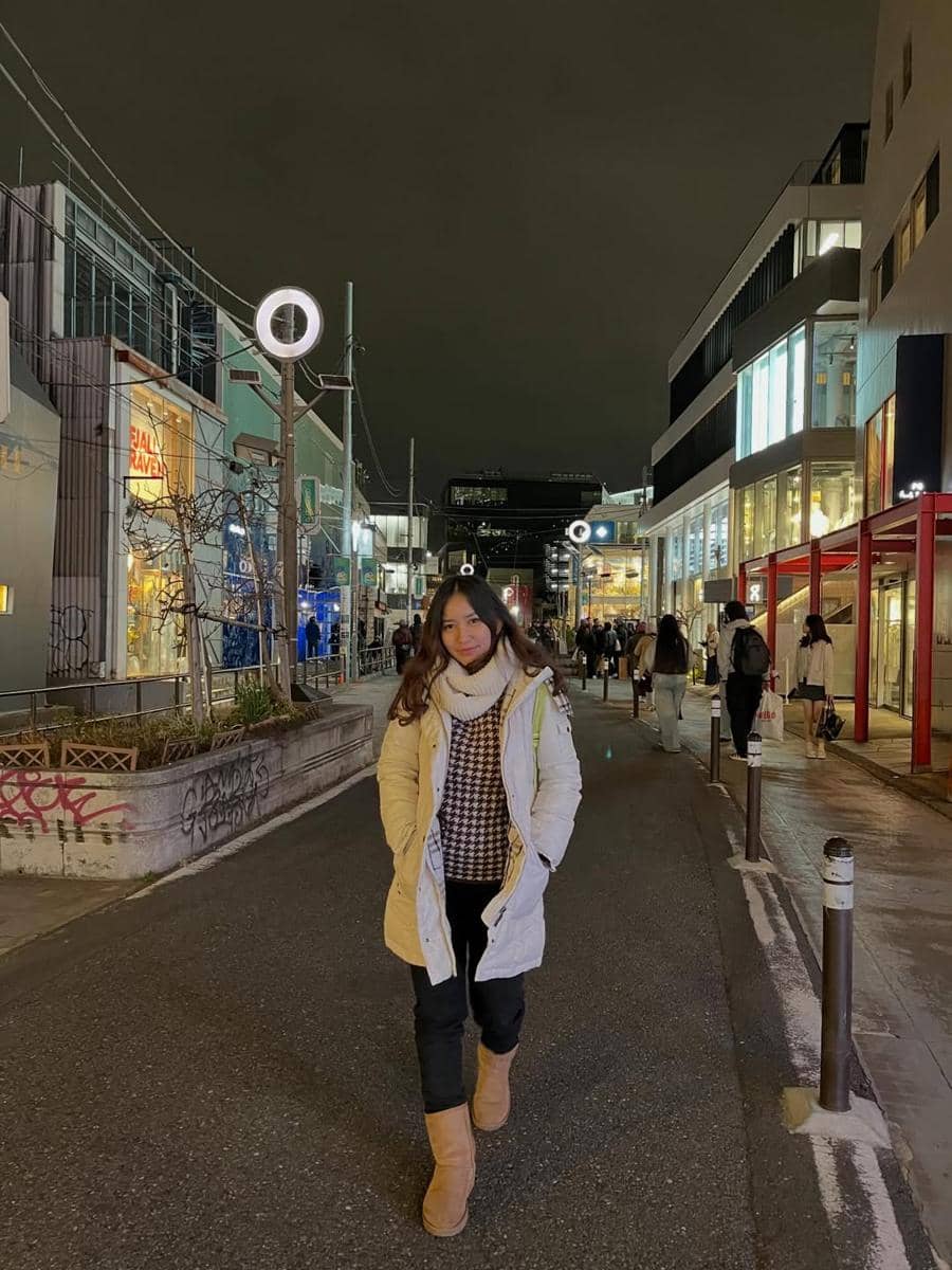 Risma Nilawati jalan-jalan di Tokyo.