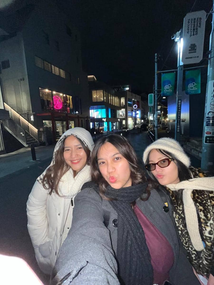 Risma Nilawati jalan-jalan di Tokyo.