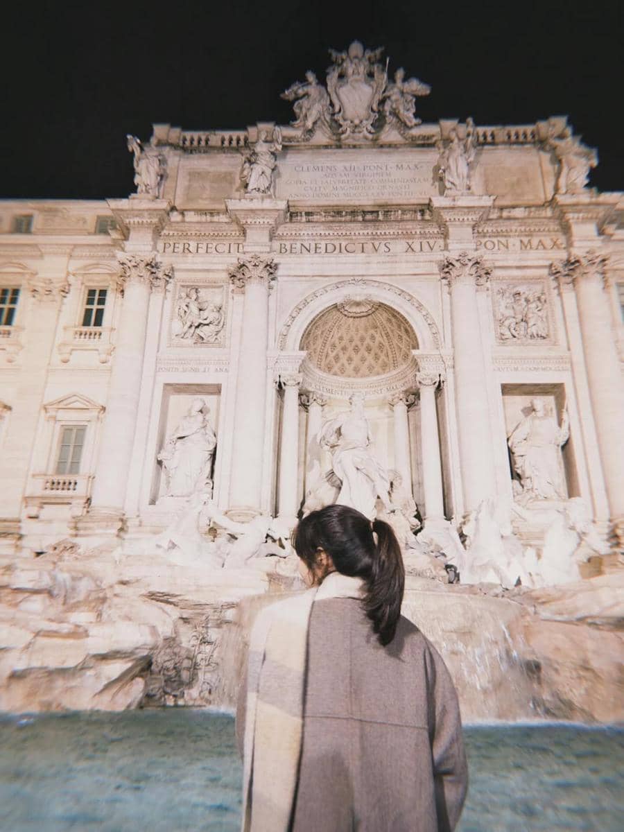 Gisella Anastasia jalan-jalan di Kota Roma.