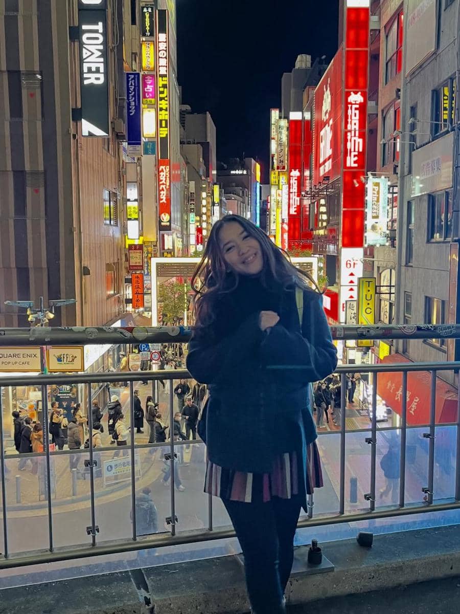 Risma Nilawati jalan-jalan di Tokyo.