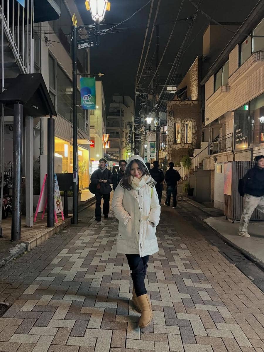 Risma Nilawati jalan-jalan di Tokyo.
