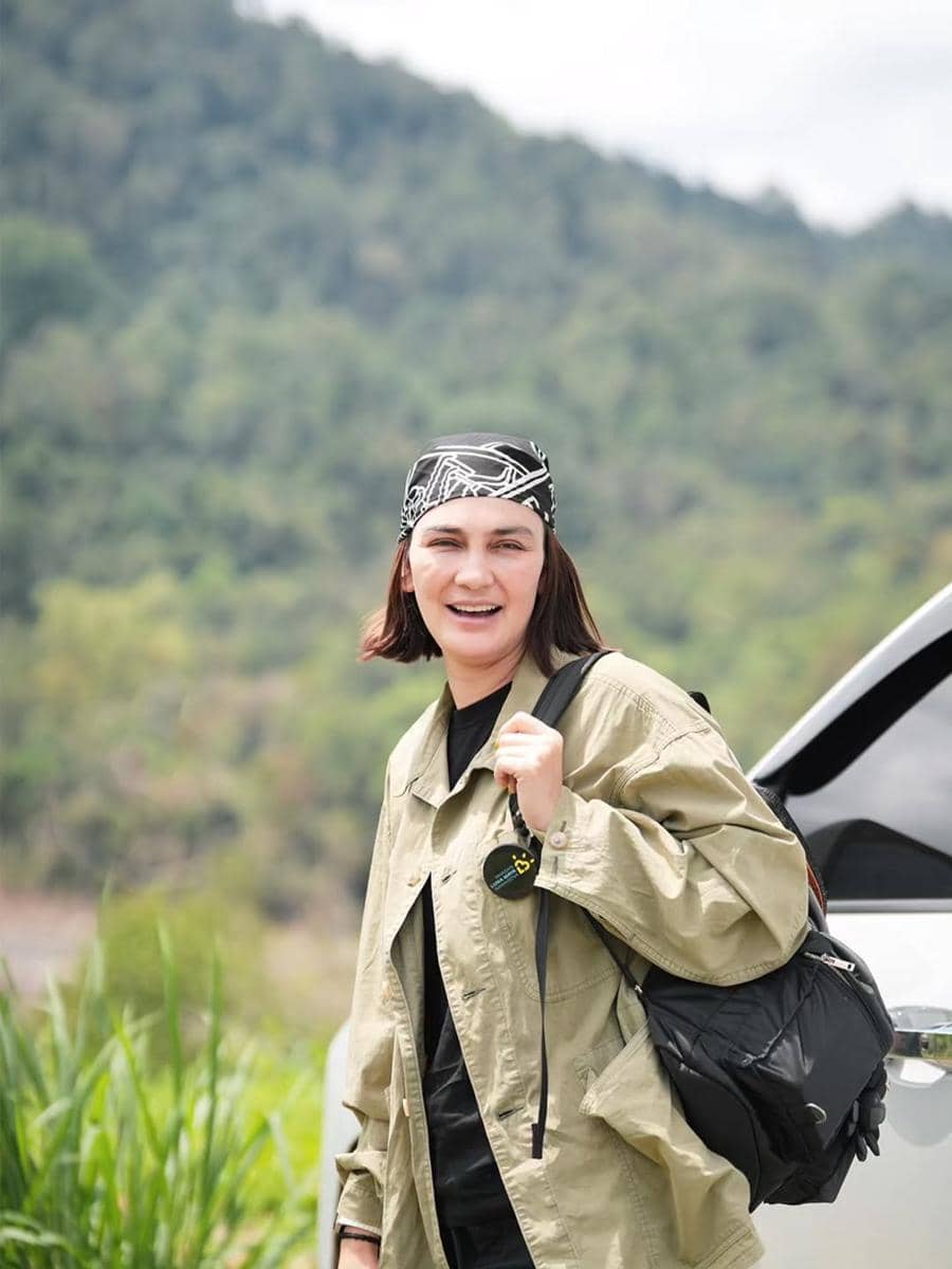 Luna Maya main bareng gajah di Kabupaten Bireuen