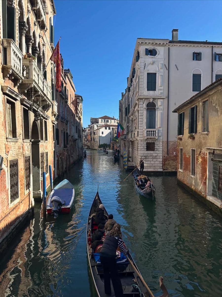Acha Septriasa jalan-jalan di Kota Venesia
