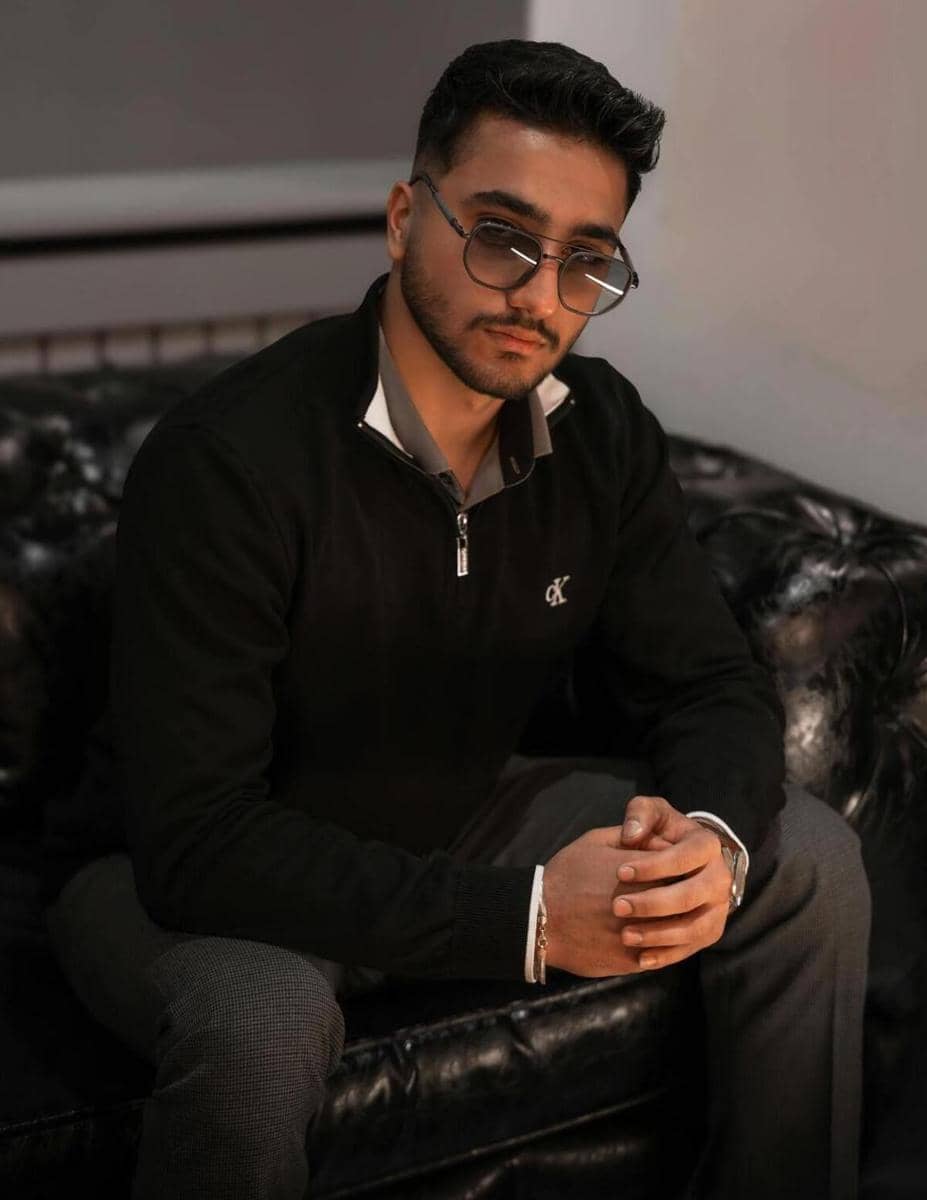 rekomendasi outfit bukber pria dengan zip sweater