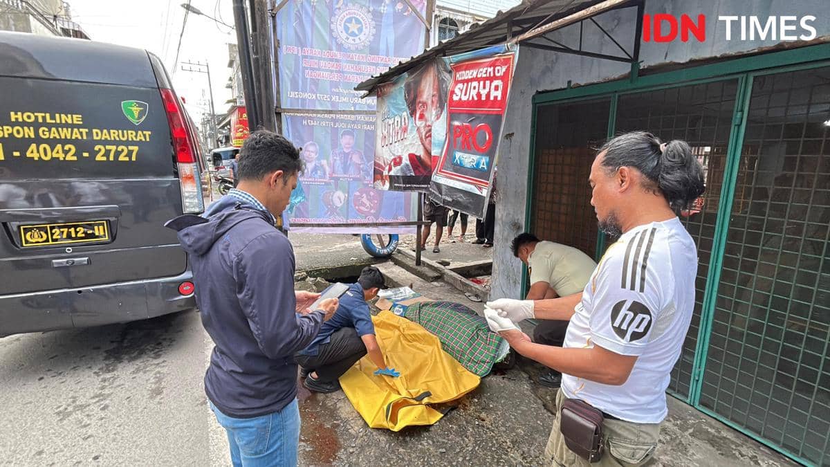 Polisi evakuasi pria tua yang meninggal dunia bersimbah darah (IDN Times/Eko Agus Herianto)