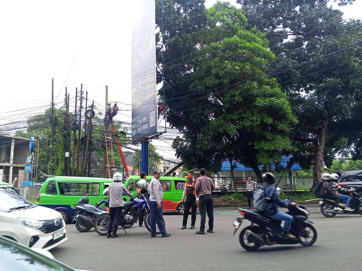 Jelang Ramadan, PLN Perbaiki Kabel Menjuntai Bahayakan Warga di Bogor