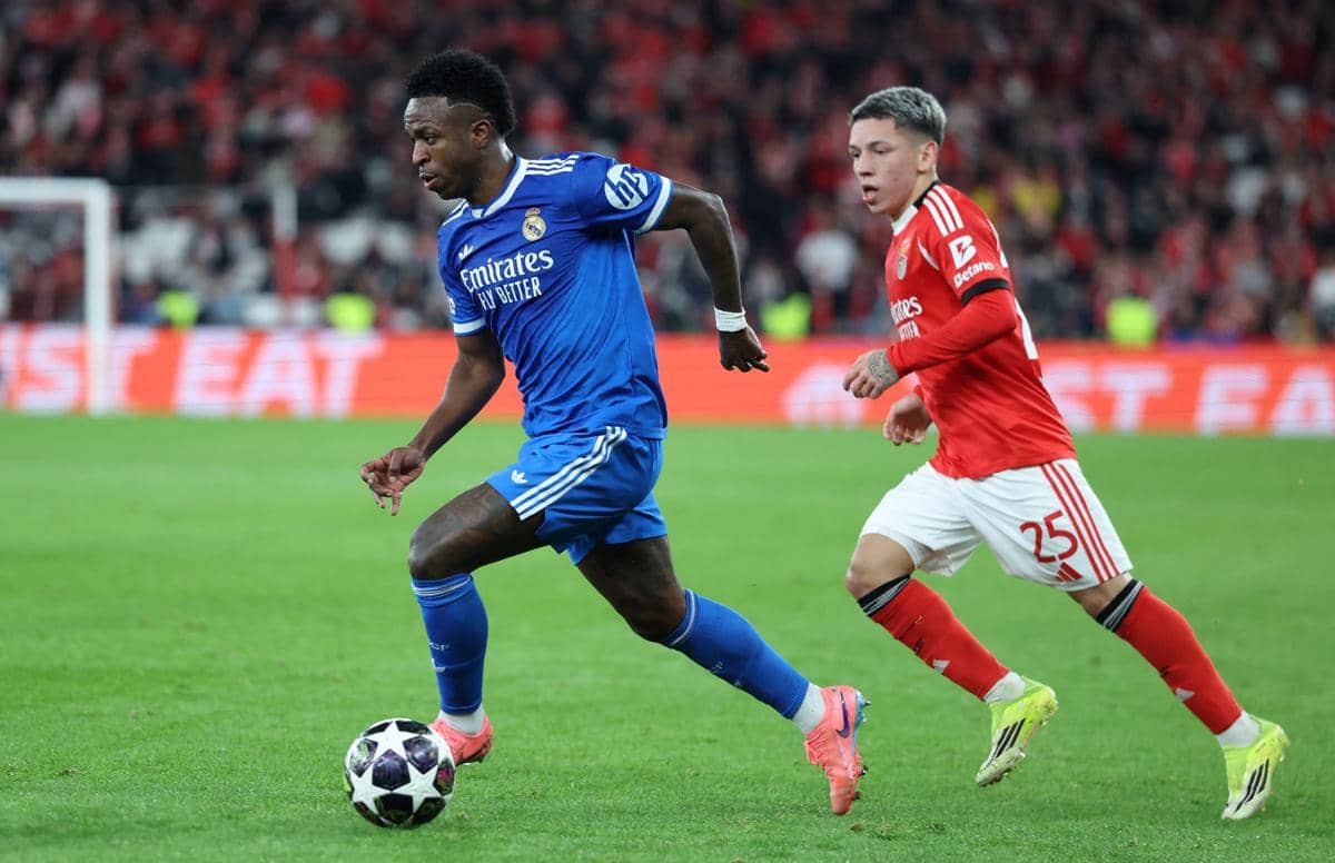 Duel Vinicius Junior dengan Gianluca Prestianni saat Real Madrid mengalahkan Benfica di play-off Liga Champions, Rabu dini hari WIB (18/2/2026) (AFP / Patricia de Melo Moreira)