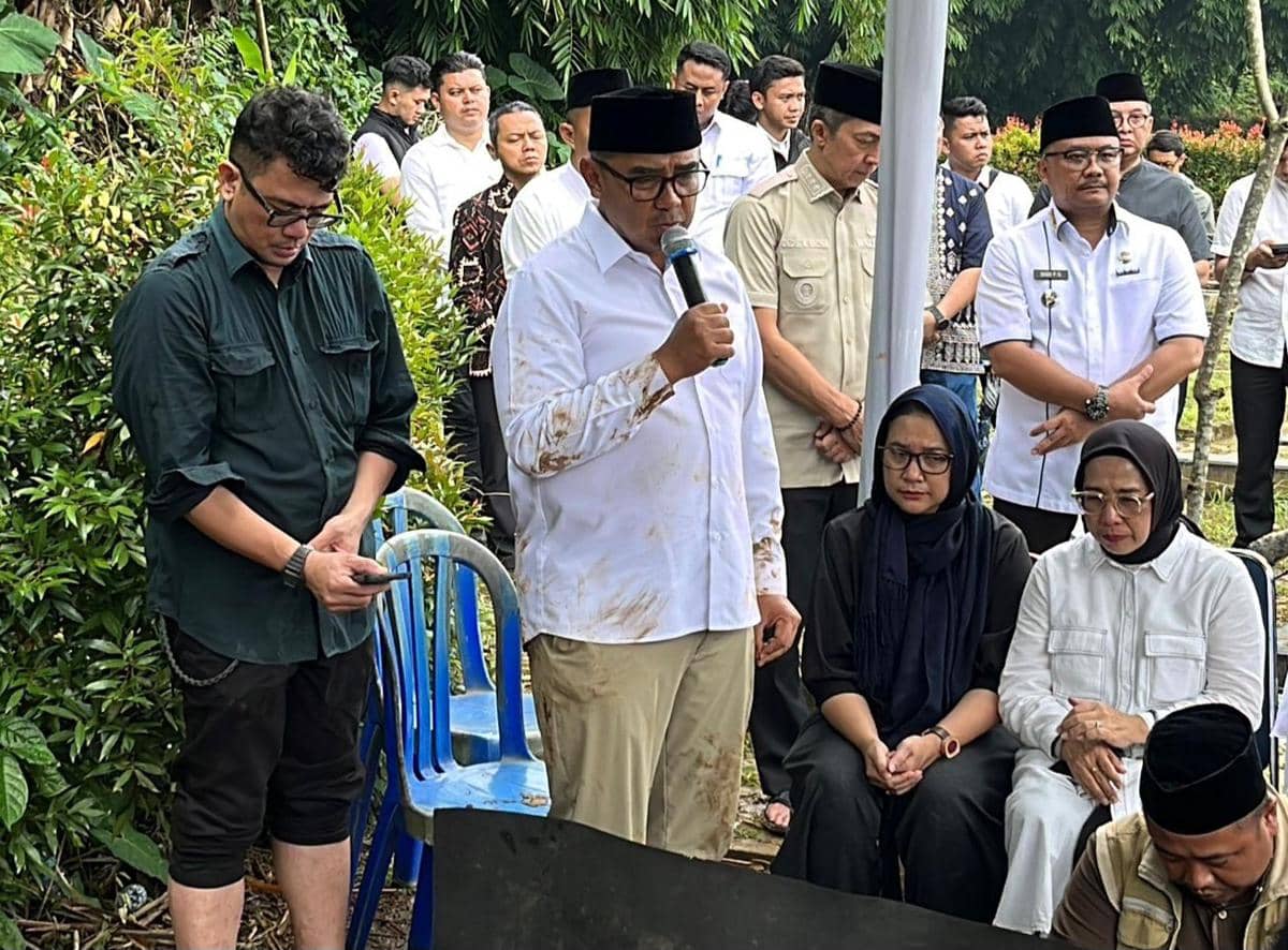 Wali Kota Bandung Muhammad Farhan saat menghadiri pemakaman ibunya di Bogor, Kamis (17/2/2026)