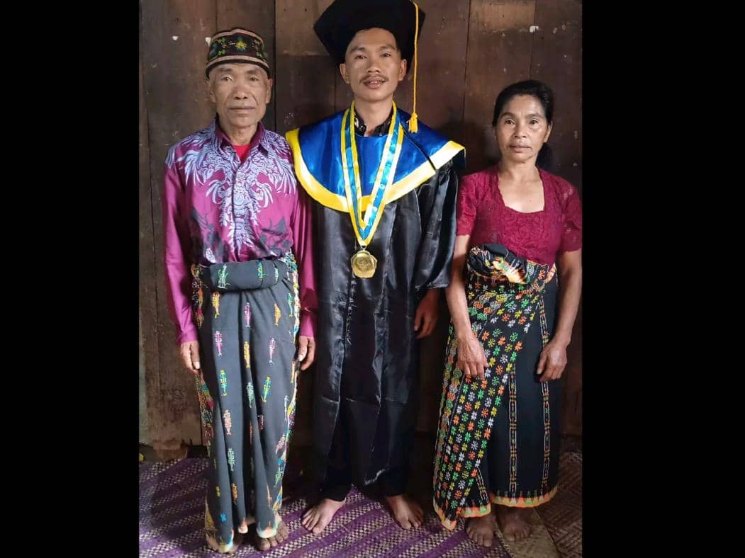 Kisah Mandik: Sol Sepatu Bapak Lepas di Hari Wisudaku