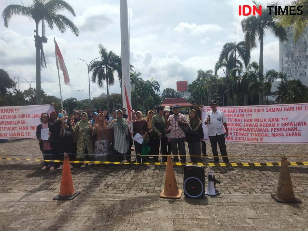 Puluhan Purnawirawan TNI di Palembang menuntut DPRD mengambil sikap atas dugaan penipuan yang terjadi pada mereka