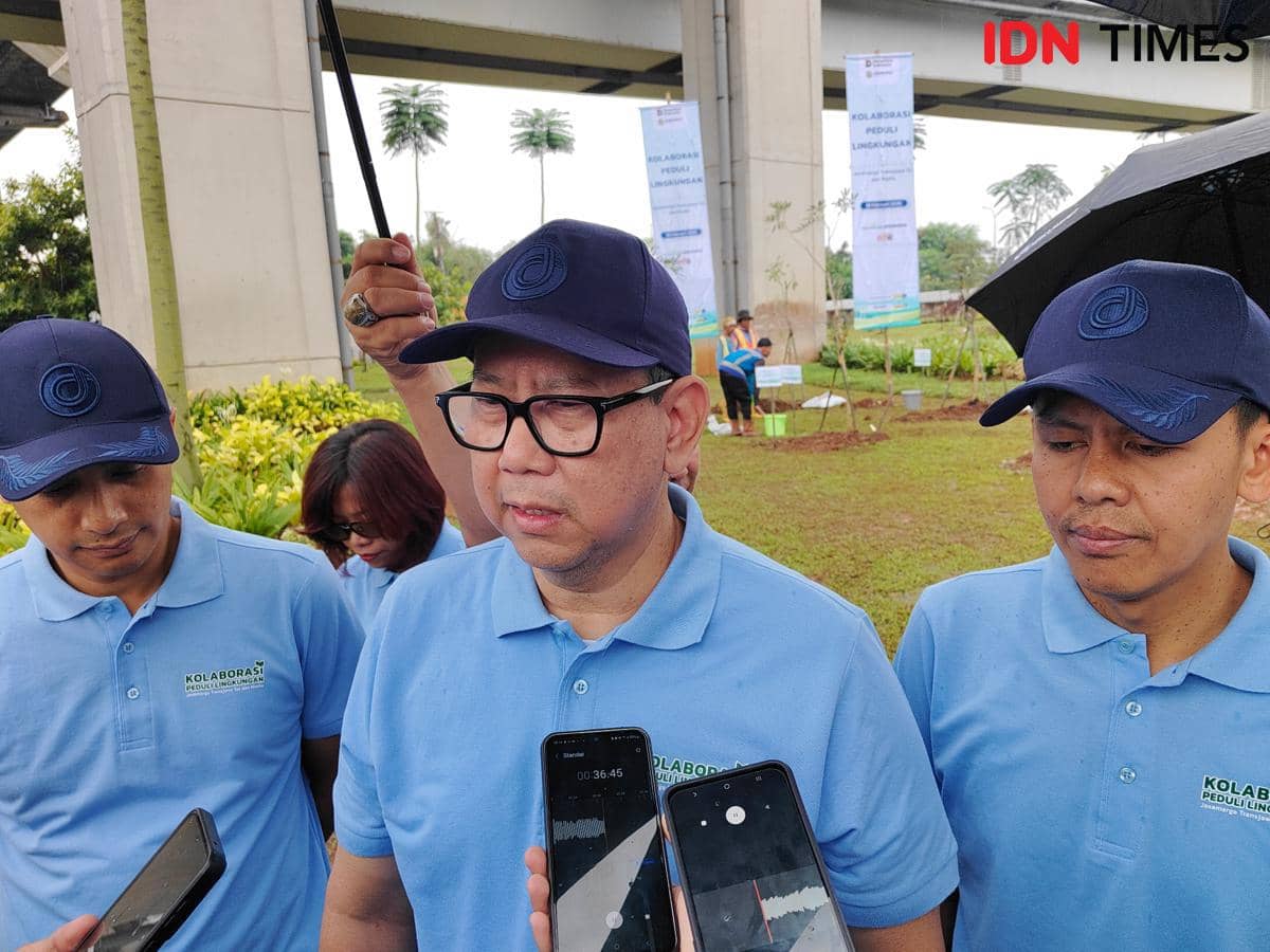 Jasamarga Bareng Jurnalis di Bekasi Tanam Ratusan Pohon di Pinggir Tol