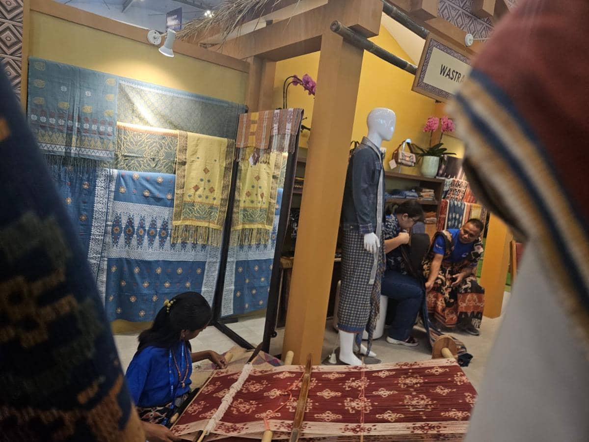 Diana Kalera Lena, penenun asal Sumba