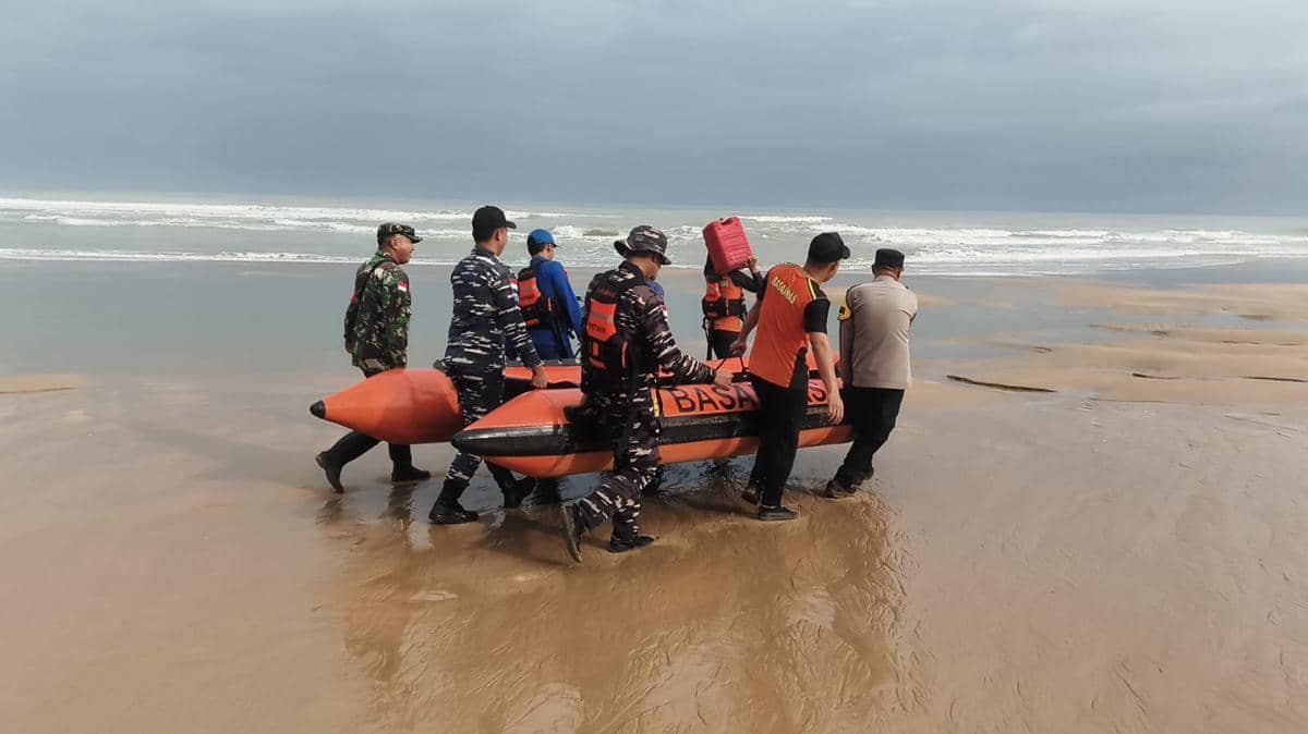 Tim SAR Gabungan lakukan pencarian korban. 