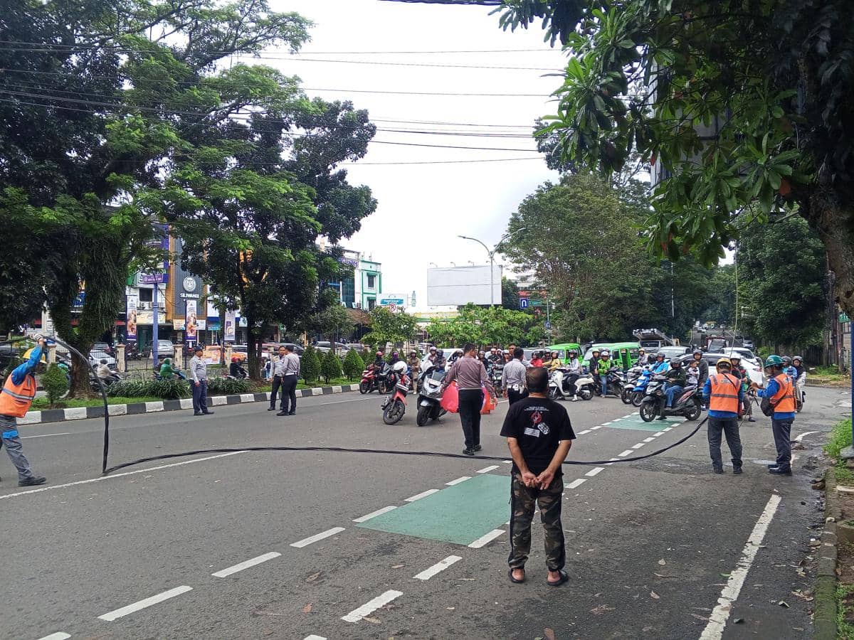 Jelang Ramadan, PLN Perbaiki Kabel Menjuntai Bahayakan Warga di Bogor