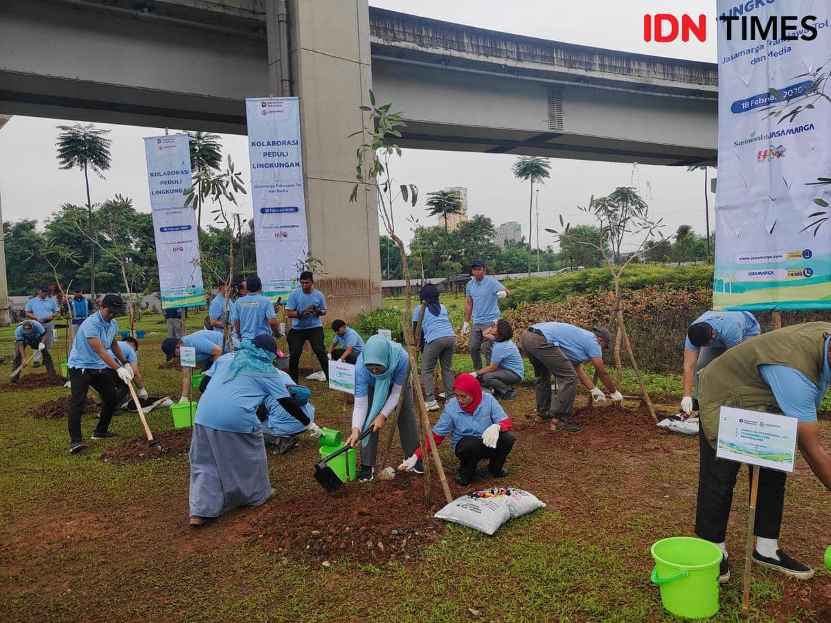 Jasamarga Bareng Jurnalis di Bekasi Tanam Ratusan Pohon di Pinggir Tol