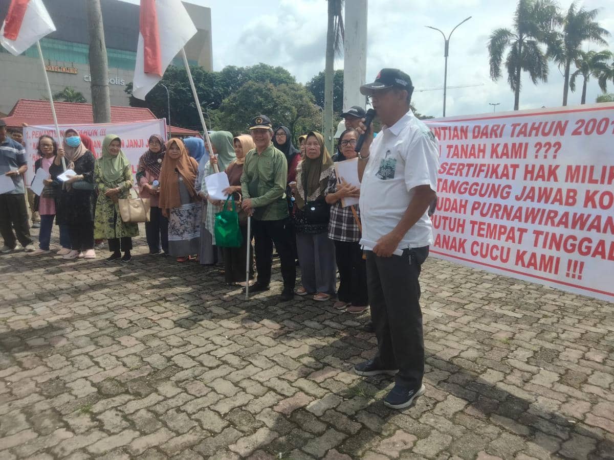 Puluhan Purnawirawan TNI di Palembang menuntut DPRD mengambil sikap atas dugaan penipuan yang terjadi pada mereka