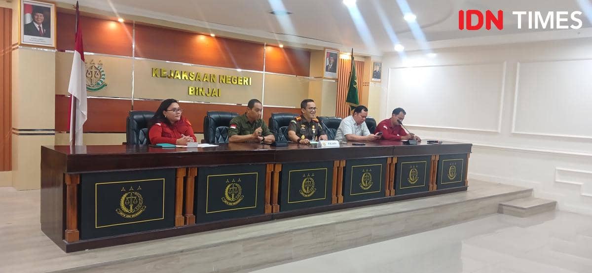 Kejari Binjai menggelar konferensi pers terkait penetapan tersangka mantan kadis pertanian berinisial RG (IDN Times/ Bambang Suhandoko)